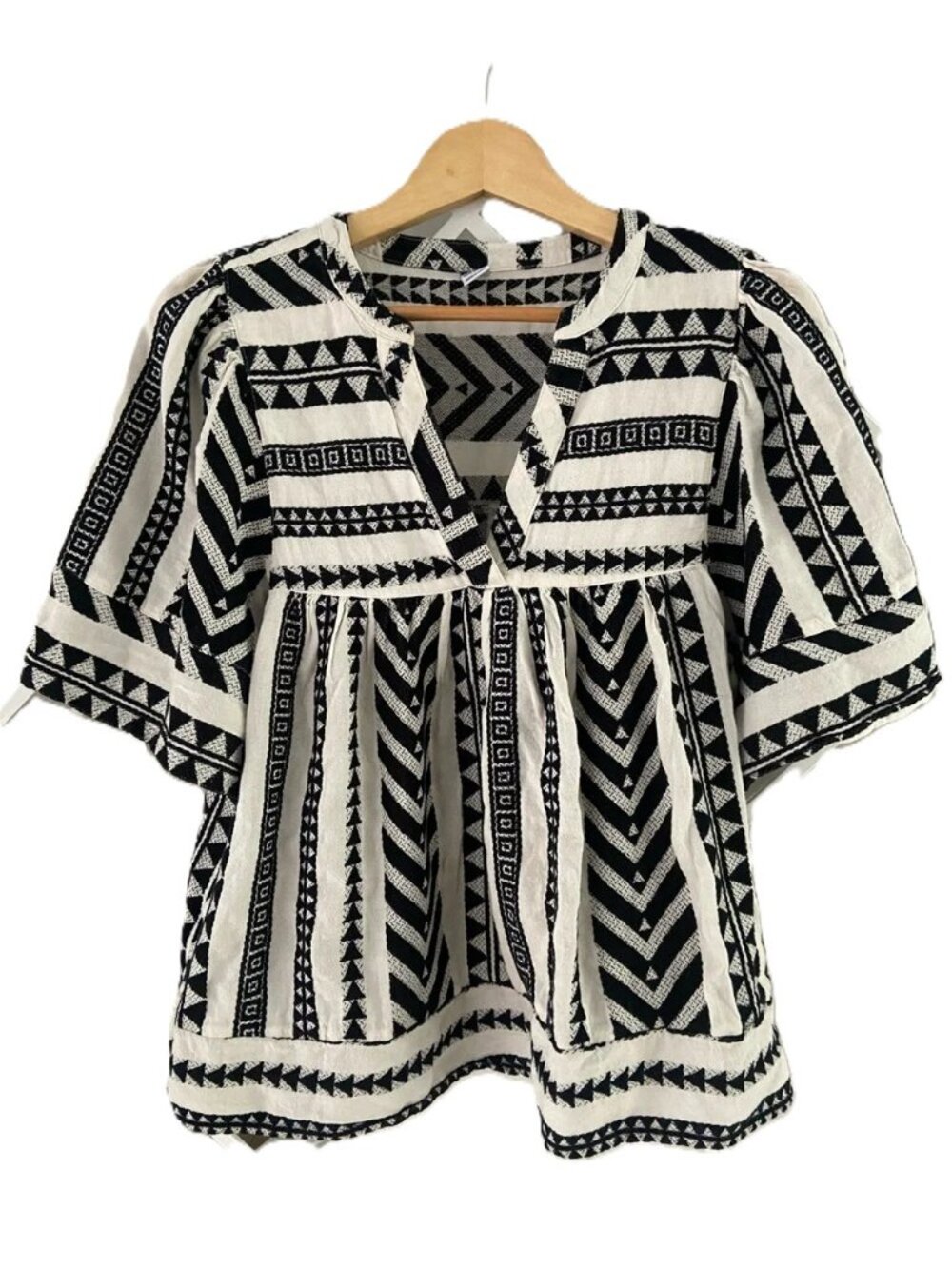 OLD NAVY Split Neck Textured Top Medium Black Cream Boho Peasant Top Blouse EUC